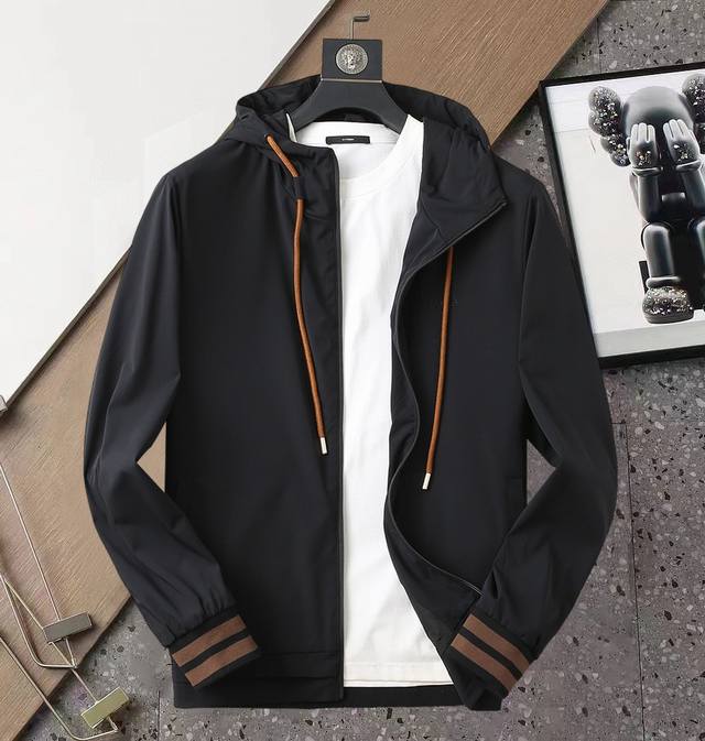 杰尼亚 2025开秋新款夹克外套，秀场新品品相非常完美，舒适保暖，三标齐全色泽饱满诱人，非常出彩的设计，轻松将时髦感进阶，做工极为考究严谨，走线工整细致！大牌设