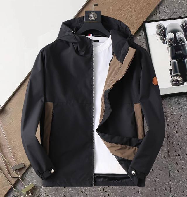 蒙口 2025开秋新款夹克外套，秀场新品品相非常完美，双面穿舒适保暖，三标齐全色泽饱满诱人，非常出彩的设计，轻松将时髦感进阶，做工极为考究严谨，走线工整细致！大