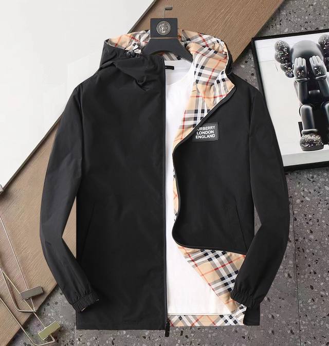 巴宝莉 双面穿，2025开秋新款夹克外套，秀场新品品相非常完美，双面穿舒适保暖，三标齐全色泽饱满诱人，非常出彩的设计，轻松将时髦感进阶，做工极为考究严谨，走线工