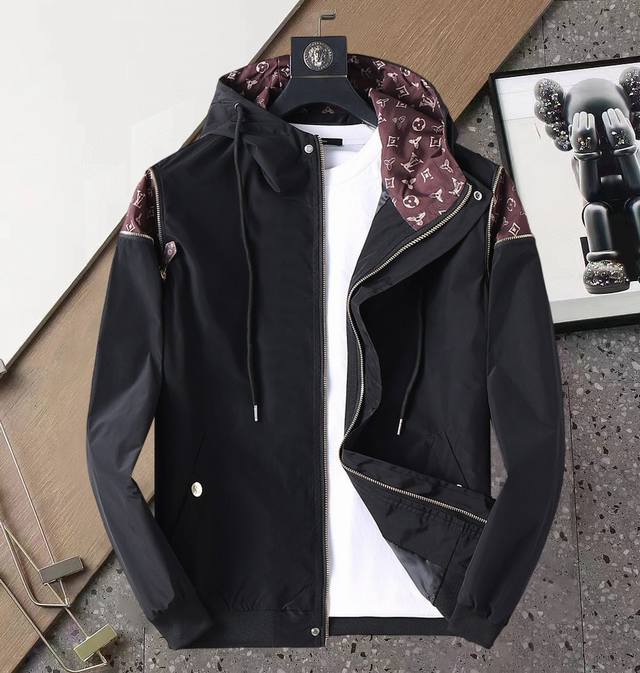 Lv 2025开秋新款夹克外套，秀场新品品相非常完美，双面穿舒适保暖，三标齐全色泽饱满诱人，非常出彩的设计，轻松将时髦感进阶，做工极为考究严谨，走线工整细致！大
