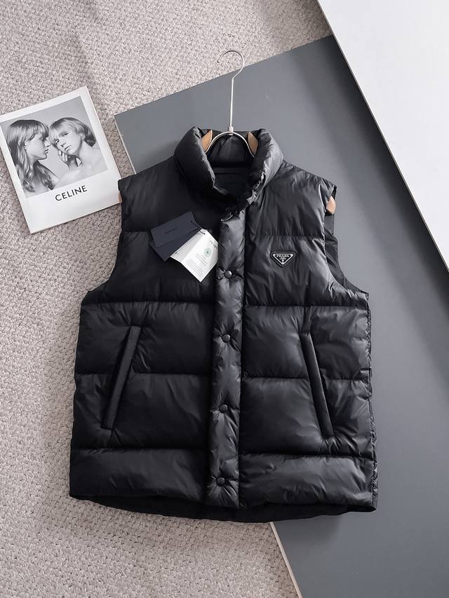 普拉达 2025秋冬新款羽绒服马甲 原版1:1订制五金配件全进口原版定制 欢迎专柜对比 绝对的高品质 采用顶级95绒 超柔软 充羽量蓬松饱满 超级重工 面料做工