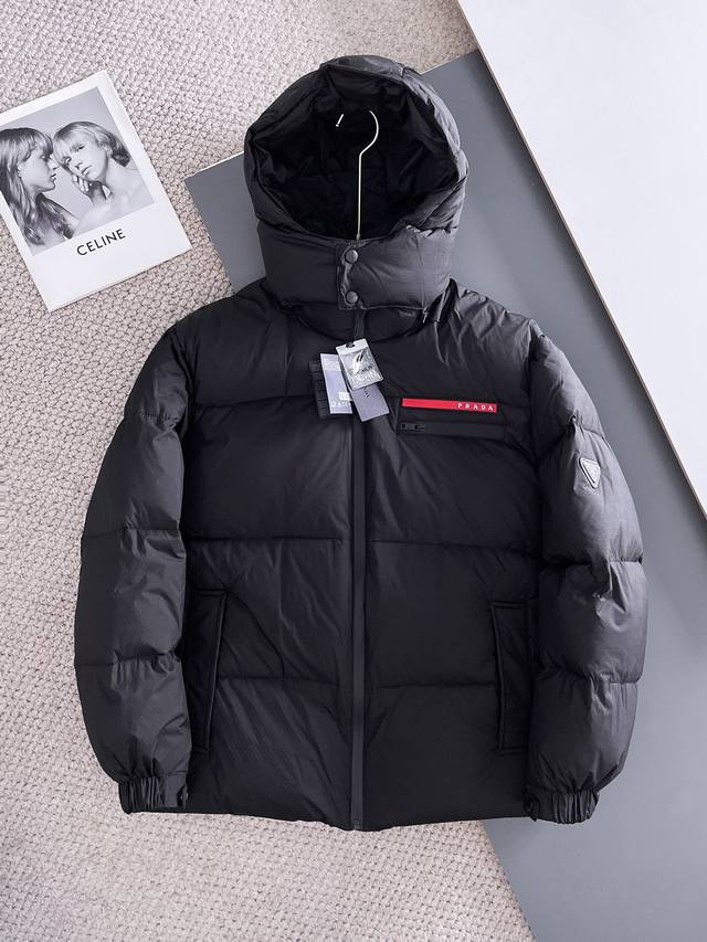 普拉达 2025秋冬新款羽绒服 原版1:1订制五金配件全进口原版定制 欢迎专柜对比 绝对的高品质 采用顶级95白鸭绒 超柔软 充羽量蓬松饱满 超级重工 面料做工