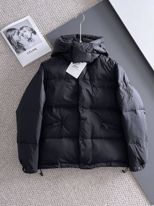 蒙口 2025秋冬新款羽绒服 原版1:1订制五金配件全进口原版定制 欢迎专柜对比 绝对的高品质 采用顶级95白鸭绒 超柔软 充羽量蓬松饱满 超级重工 面料做工杠