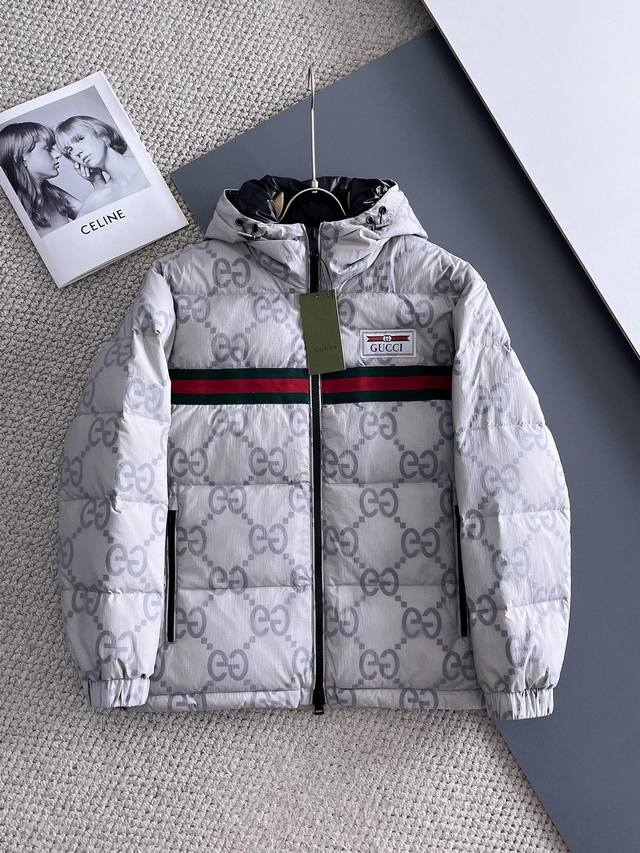 古奇 2025秋冬新款羽绒服 原版1:1订制五金配件全进口原版定制 欢迎专柜对比 绝对的高品质 采用顶级95白鸭绒 超柔软 充羽量蓬松饱满 超级重工 面料做工杠