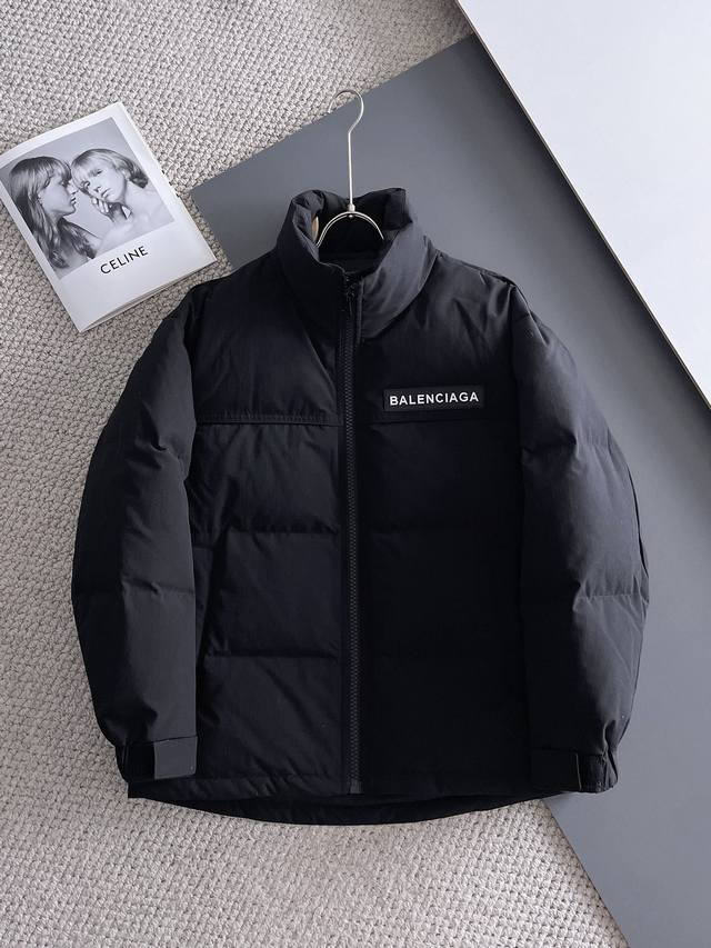 巴黎世家 2025秋冬新款羽绒服 原版1:1订制五金配件全进口原版定制 欢迎专柜对比 绝对的高品质 采用顶级95白鸭绒 超柔软 充羽量蓬松饱满 超级重工 面料做