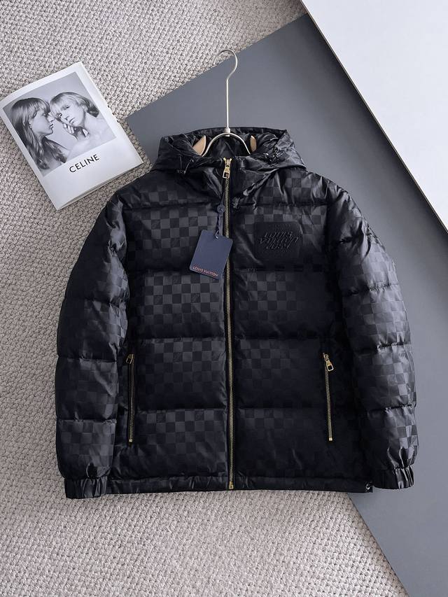 Lv 2025秋冬新款羽绒服 原版1:1订制五金配件全进口原版定制 欢迎专柜对比 绝对的高品质 采用顶级95白鸭绒 超柔软 充羽量蓬松饱满 超级重工 面料做工杠