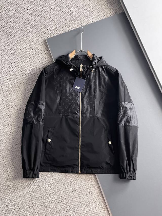 Lv 双面穿，2025秋季新款夹克外套，秀场新品品相非常完美，舒适保暖，三标齐全色泽饱满诱人，非常出彩的设计，轻松将时髦感进阶，做工极为考究严谨，走线工整细致！