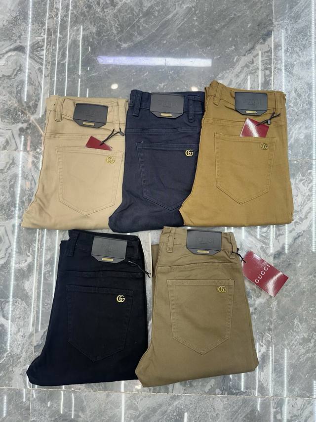 古驰Gucci 弹力显瘦小直脚裤 牛仔裤 四季款！ 很有质感 弹力牛仔裤也能很舒服 .超弹力超帅牛仔裤！重洗水弹力 ！这款牛仔裤让你会惊叹它设计的巧妙 ！！一款