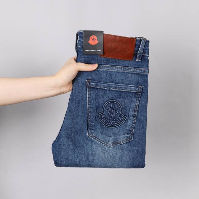 蒙口Moncler 弹力显瘦小直脚裤 牛仔裤 四季款！ 很有质感 弹力牛仔裤也能很舒服 .超弹力超帅牛仔裤！重洗水弹力 ！这款牛仔裤让你会惊叹它设计的巧妙 ！！