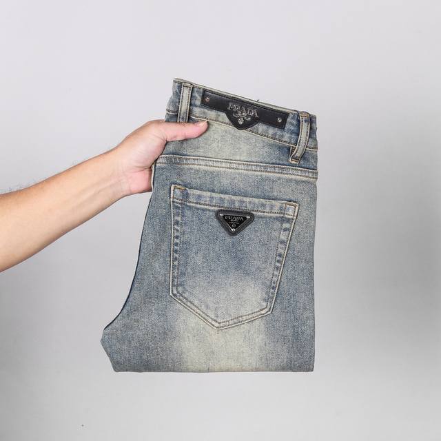 普拉达prada 弹力显瘦小直脚裤 牛仔裤 四季款！ 很有质感 弹力牛仔裤也能很舒服 .超弹力超帅牛仔裤！重洗水弹力 ！这款牛仔裤让你会惊叹它设计的巧妙 ！！一