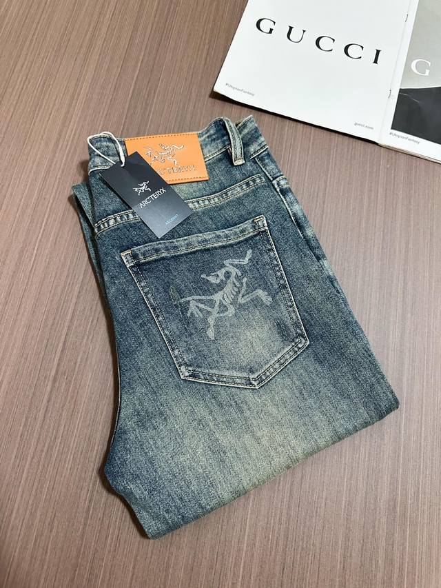 始祖鸟 弹力显瘦小直脚裤 牛仔裤 四季款！ 很有质感 弹力牛仔裤也能很舒服 .超弹力超帅牛仔裤！重洗水弹力 ！这款牛仔裤让你会惊叹它设计的巧妙 ！！一款原布剪裁