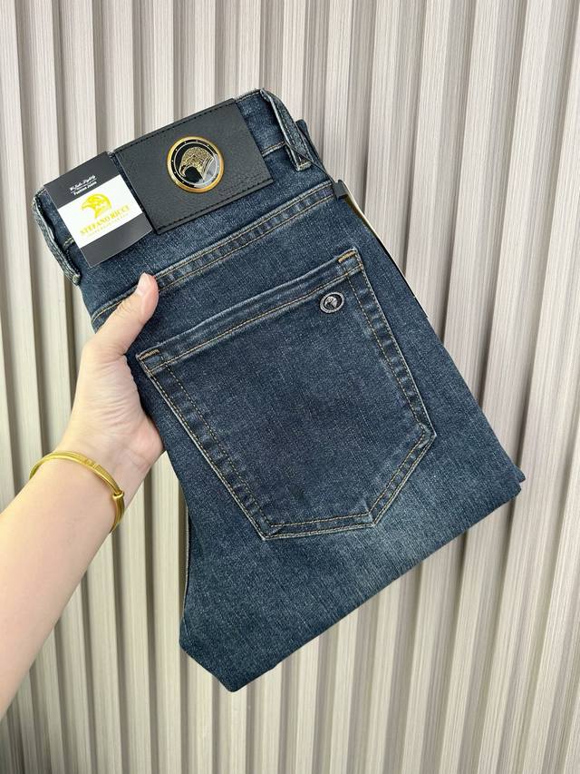 斯蒂芬 弹力显瘦小直脚裤 牛仔裤 四季款！ 很有质感 弹力牛仔裤也能很舒服 .超弹力超帅牛仔裤！重洗水弹力 ！这款牛仔裤让你会惊叹它设计的巧妙 ！！一款原布剪裁