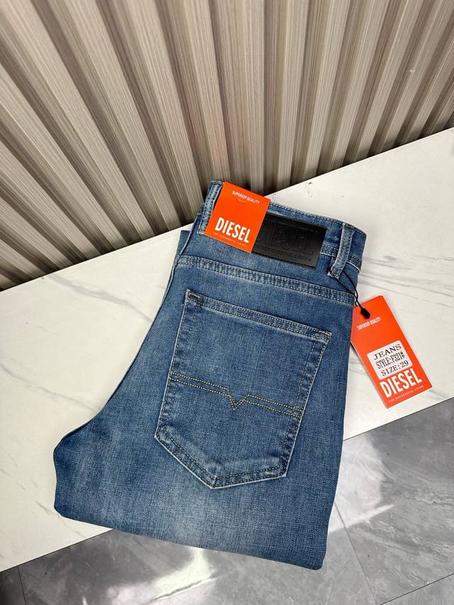 迪赛Diesel 弹力显瘦小直脚裤 牛仔裤 四季款！ 很有质感 弹力牛仔裤也能很舒服 .超弹力超帅牛仔裤！重洗水弹力 ！这款牛仔裤让你会惊叹它设计的巧妙 ！！一