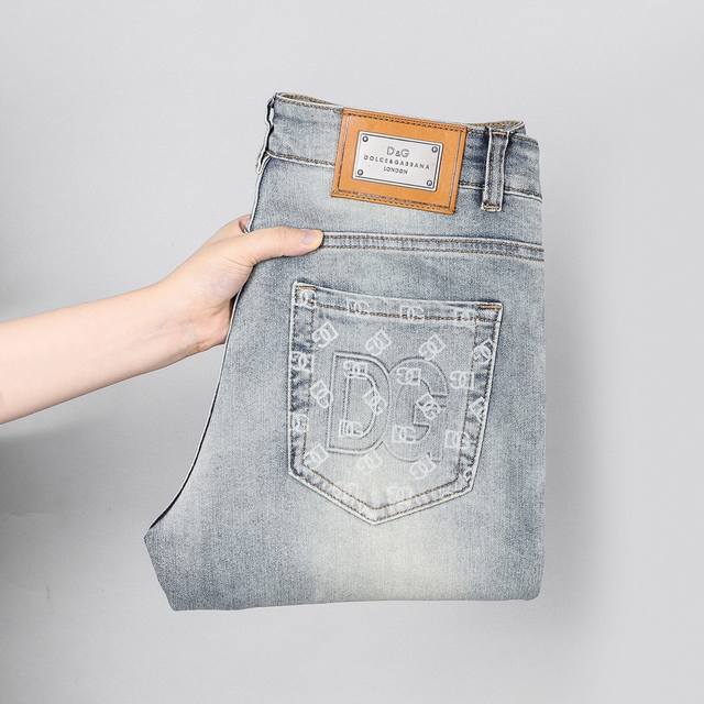 杜嘉班纳D&G 弹力显瘦小直脚裤 牛仔裤 四季款！ 很有质感 弹力牛仔裤也能很舒服 .超弹力超帅牛仔裤！重洗水弹力 ！这款牛仔裤让你会惊叹它设计的巧妙 ！！一款