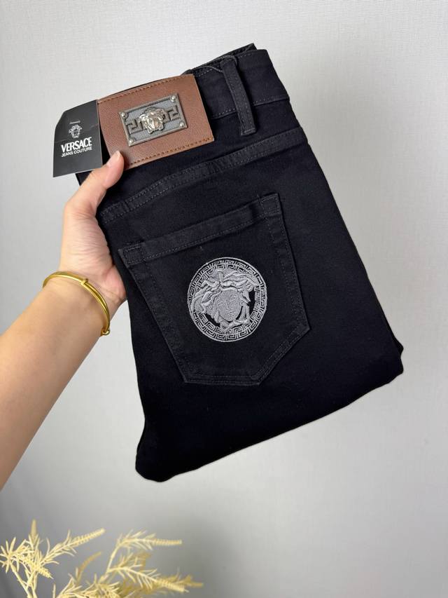 范思哲Versace 弹力显瘦小直脚裤 牛仔裤 四季款！ 很有质感 弹力牛仔裤也能很舒服 .超弹力超帅牛仔裤！重洗水弹力 ！这款牛仔裤让你会惊叹它设计的巧妙 ！