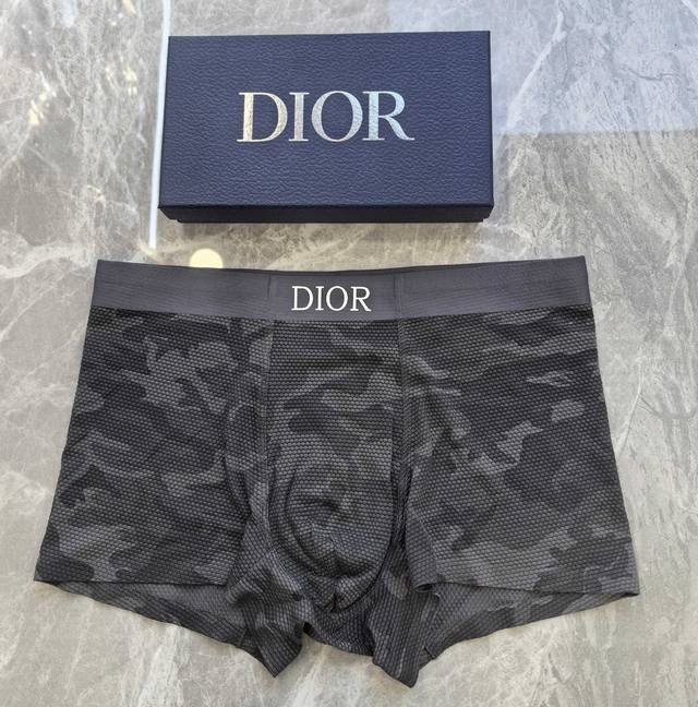 迪奥Dior 1盒3条 ~原单品质！ 必备男士平角内裤！冰丝高档全材质，锦纶冰丝无痕切割工艺 科学配 83%锦纶+17%氨纶，丝滑 透气 舒适！贴身之物不能迁就