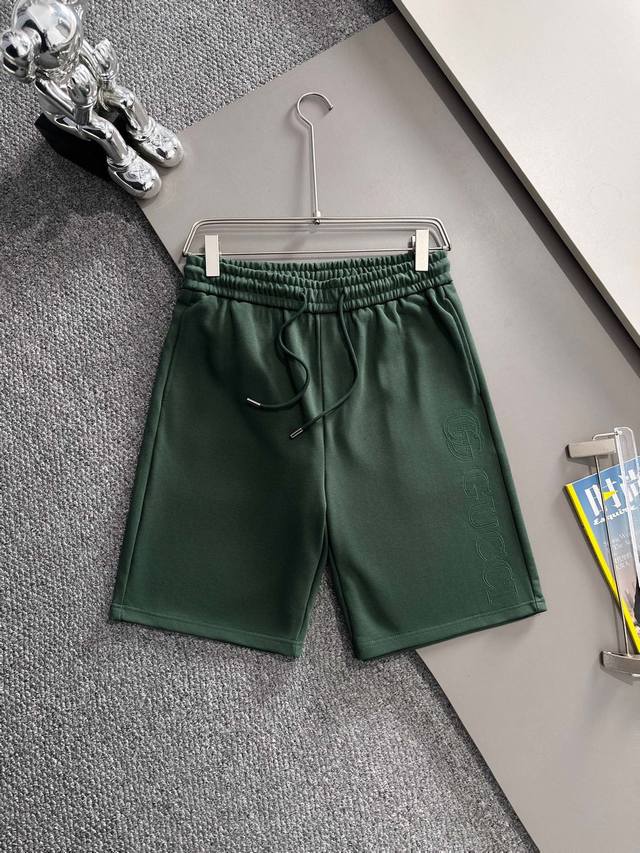 古驰Gucci 2025春夏新款松紧带休闲短裤，专柜纯棉定制面料 透气舒适度高，细节无可挑剔，品牌元素设计理念，体现高品质。手感柔软！呈现休闲裁剪，上身版型超赞