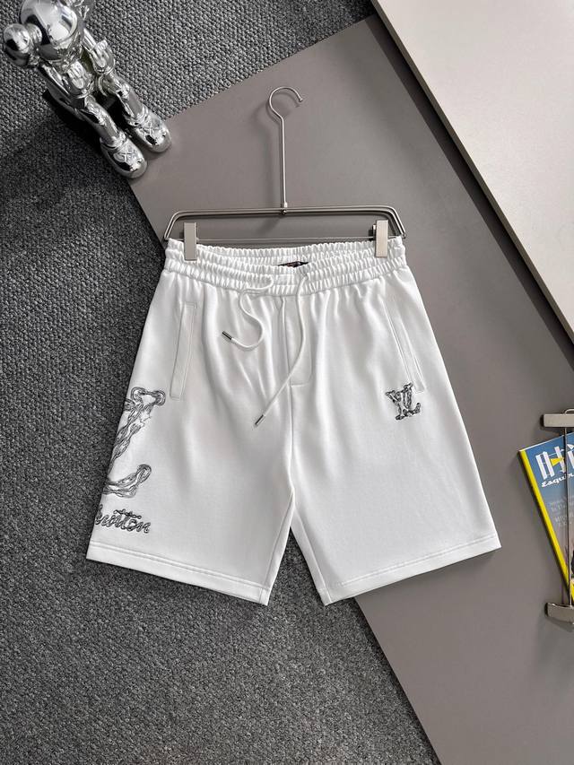 路易威登 Lv 2025春夏新款松紧带休闲短裤，专柜纯棉定制面料 透气舒适度高，细节无可挑剔，品牌元素设计理念，体现高品质。手感柔软！呈现休闲裁剪，上身版型超赞