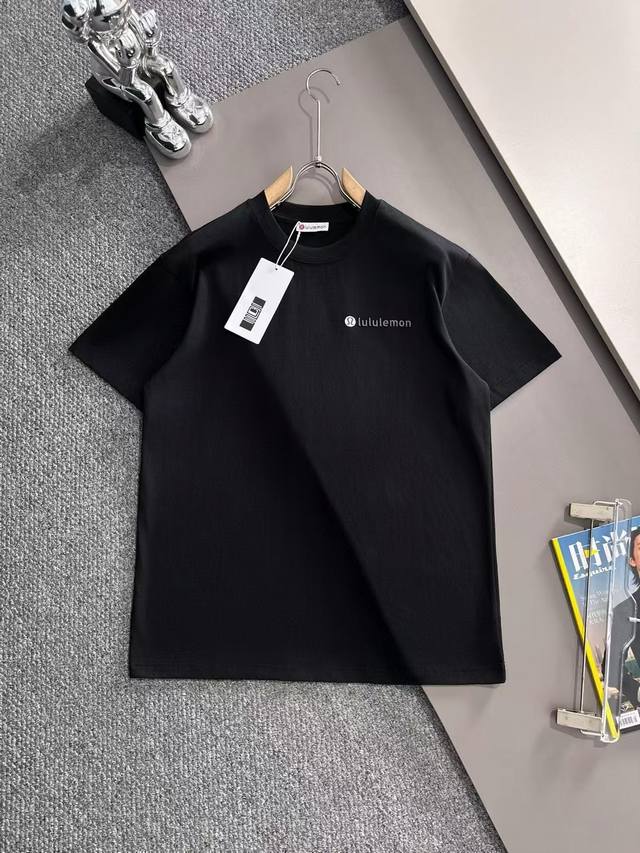 露露Lulu 春夏限定款圆领短袖T恤 ，质感细腻 ，舒适贴肤 ，以纯黑之色， 标志性地标识跃然衣上 低调却醒目 彰显独特身份与魅力 凸显肩部线条 感受由内而外的