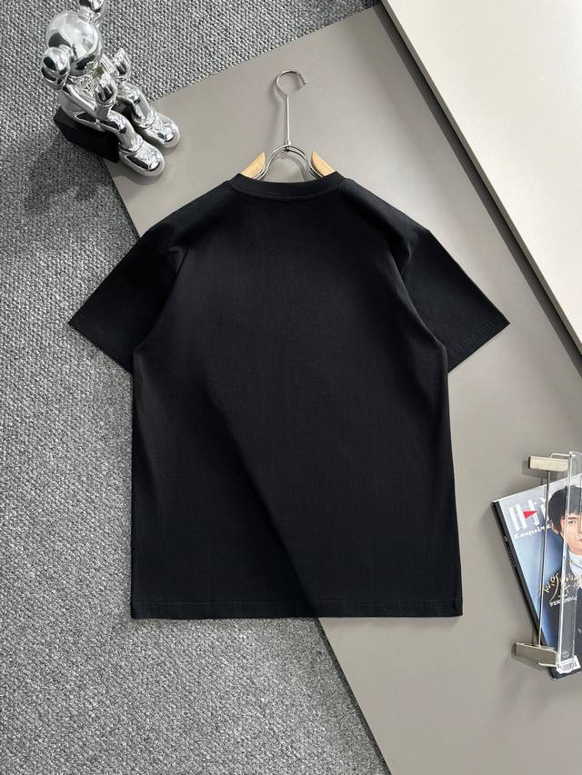 罗意威Loewe 春夏限定款圆领短袖T恤 ，质感细腻 ，舒适贴肤 ，以纯黑之色， 标志性地标识跃然衣上 低调却醒目 彰显独特身份与魅力 凸显肩部线条 感受由内而