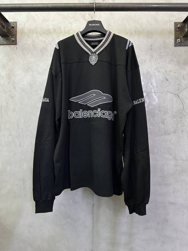 Balenciaga 巴黎世家 Fw25 Football系列3M刺绣V领落肩足球衣长袖T恤 面料采用 克16S 精棉平纹面料 搭配定织十字拉架罗纹 对板同缸定