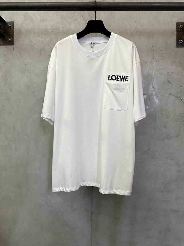 Loewe罗意威 Ss26 口袋刺绣标识短袖 面料：采用50支丝光双股 螺纹搭配1*1索罗娜 定制五金 螺纹 辅料 对版对位 男女同款 -Color: 黑色 白