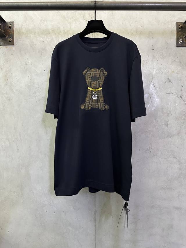 Fendi芬迪 Ss25 小狗贴布刺绣短袖 面料：采用 克丝光双面。胸前小狗贴布面料采用丝光牛津棉纱布，周边以刺绣包边缝合，饰以Fendi标识Logo 定制五金