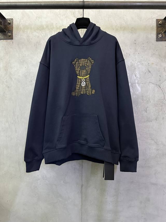 Fendi芬迪 Ss26 小狗贴布刺绣标识帽衫卫衣 面料：采用380克双股毛圈。螺纹搭配1*1双纱螺纹。胸前小狗贴布面料采用丝光牛津棉纱布，周边以刺绣包边缝合，