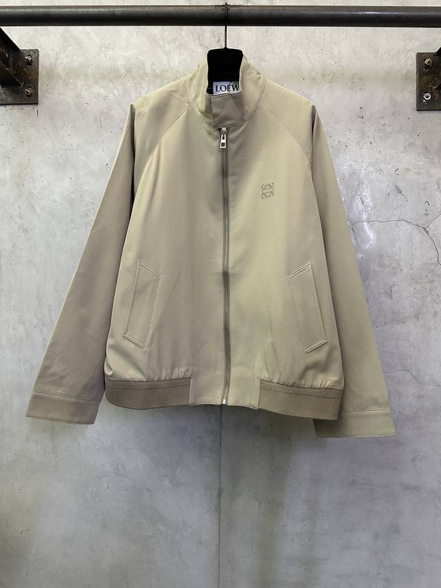 Loewe罗意威 Ss25 丝光羊毛刺绣外套 面料：采用40%羊毛，40%麻棉，20%锦纶。螺纹采用羊毛定织，面上做渡丝光工艺。内衬采用100%定染定织同色格子