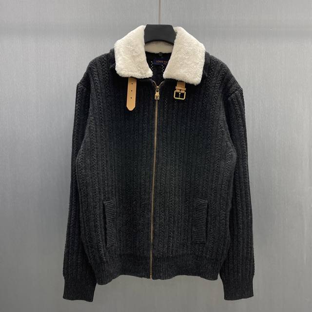 Lu 绒领山羊绒锁扣针织衫 Size : S-Xl 这款深色拉链束腰夹克，选用山羊绒与绵羊毛混纺纱线，织就质感疏朗的粗罗纹针织。舒适的羊毛皮衣领之上，配有Vvn