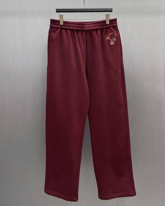 中国新年系列饰刺绣针织棉休闲长裤 Size : S-Xl 马术风格元素匠心点缀经典廓形，添注活力格调。这款休闲长裤甄选针织棉打造，缀饰织带互扣式双C和马镫刺绣。