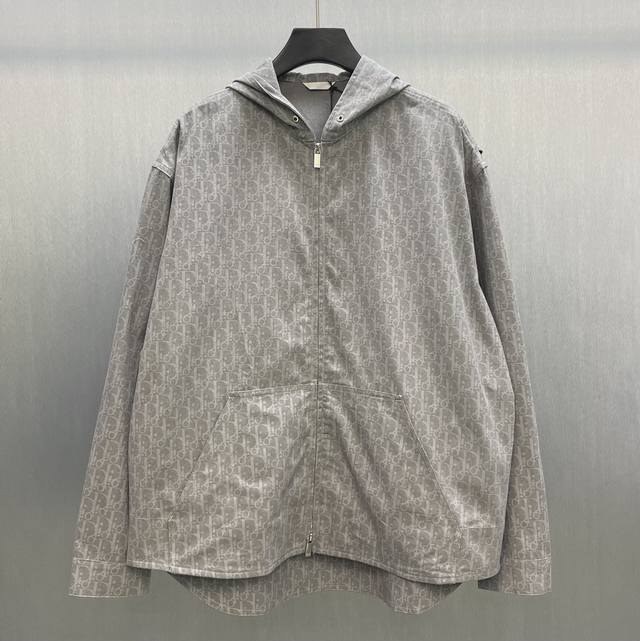 Cd 连帽外套拉链衬衫 Size ： S-Xl 这款连帽外套拉链衬衫通体饰以 Oblique 印花，全新演绎 Dior 的经典图案。采用灰色棉质牛仔布精心制作，