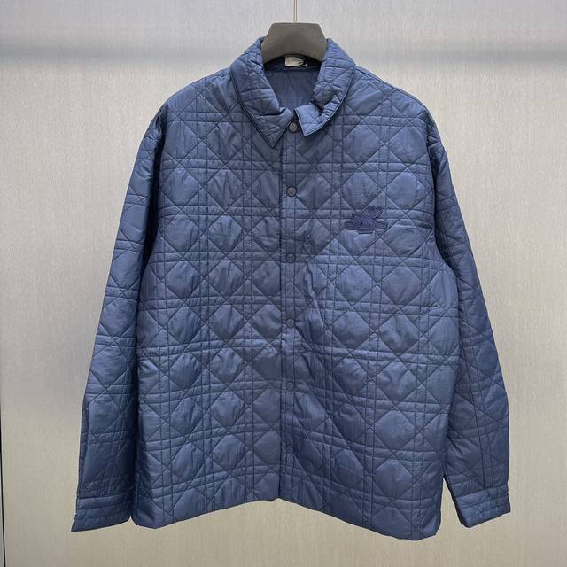 Cd 深蓝色科技面料铃兰刺绣夹克 Size : S-Xl 这款外套村衫突显 Christian Dior Couture 刺绣，点缀以铃兰花朵，向Dior 先生