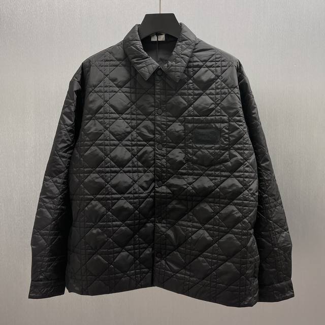 Cd 黑色科技面料藤格纹外套衬衫 Size : S-Xl 这款外套衬衫重新演绎经典设计，彰显现代风格。采用黑色科技面料精心制作，突显时尚剪裁，通体饰以经典的同色