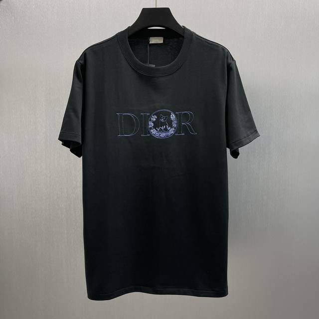 Cd花丛猫咪短袖 Size : S-Xl 这款 恤展示来自本季 Dior And Hylton Nel 联名系列的标志。采用白色棉质平纹针织面料精心制作，经典廓
