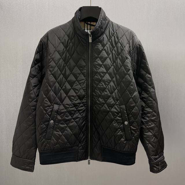 Bbr 绗缝尼龙夹克 Size: S-Xl 商品描述 绗缝夹克，选用轻盈防护性尼龙材质打造，搭配灯芯绒衣领和 Burberry 格纹棉质斜纹内衬。呈现休闲版型，