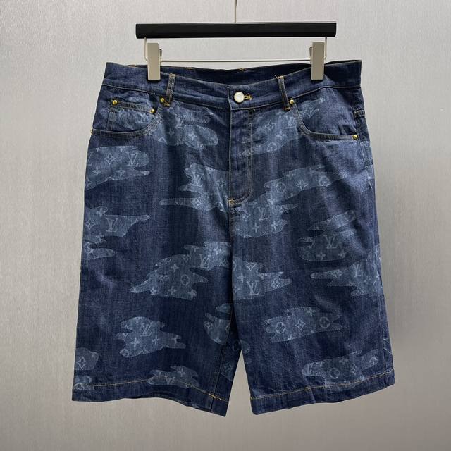 Lu 云朵青年布短裤 Size : S-Xl 本款青年布短裤聚焦 2025 秋冬系列的 Monogram Clouds 印花，令梦幻云絮满载 Monogram