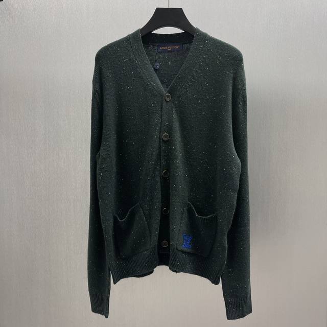 Lu 山羊绒撞色斑点开衫 Size : S-Xl 本款柔软山羊绒针织开衫为深邃衣身点缀撞色斑点元素，再为左袋刺绣精致质感V标识，呼应pharrellwillia