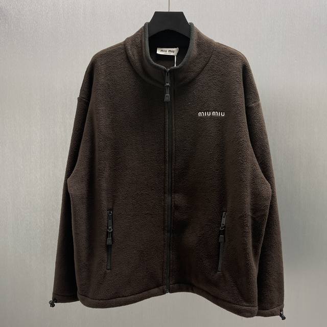 Muumuu 咖色摇粒绒外套 Size : S-Xl 这次Miu Miu 24秋冬新品算是把摇粒绒风格给玩明白 了，这件交色的外套上身真的挺舒服的，袖口和下摆也
