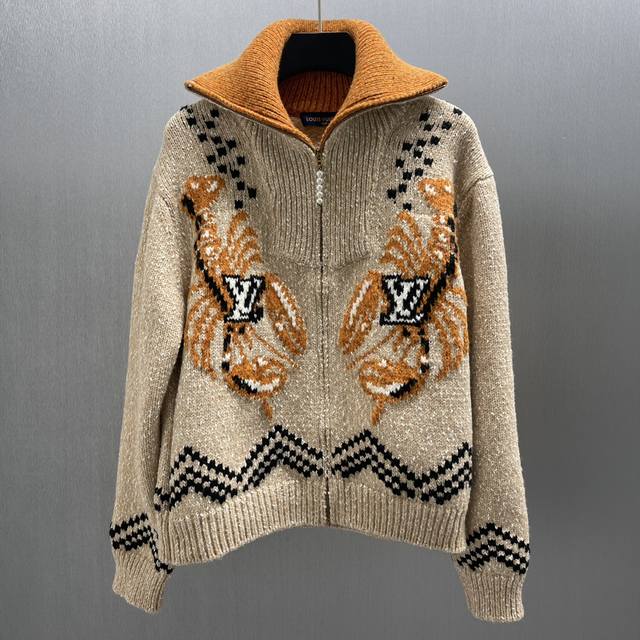 Lu 龙虾拉链针织束腰夹克 重工款售后10天，介意请勿下单 Size : S-Xl 本款针织束腰夹克出自 pharrell Williams 和Nigo 携手合