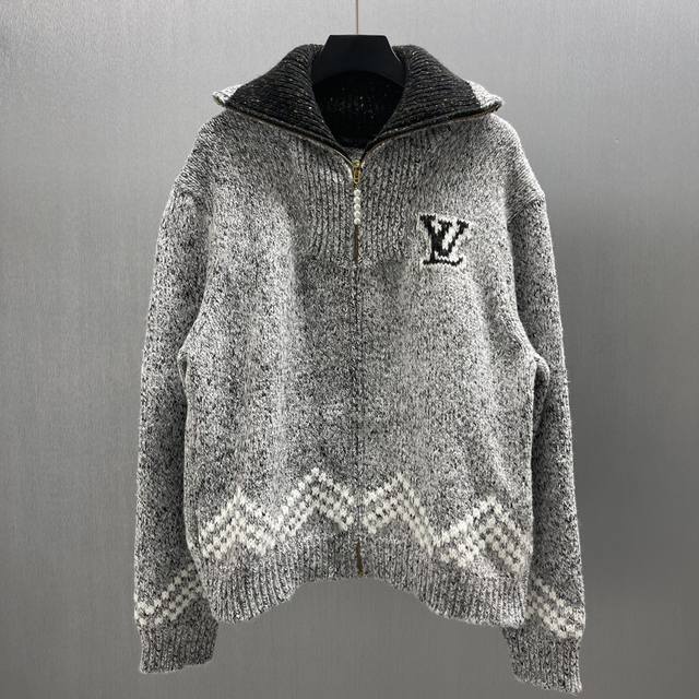 Lu拉链针织束腰夹克 重工款售后10天，介意请勿下单 Size:S-Xl 本款针织束腰夹克向 2025 秋冬系列汲取灵感，以背部缤纷嵌花悉心描绘 pharrel