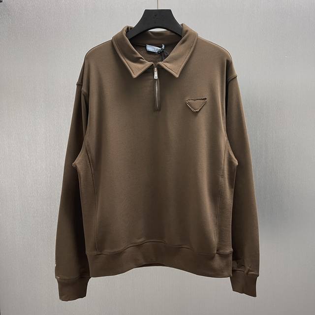 pr*Da棉质抓绒polo衫 Size : S-Xl 极简主义与运动风格相结合，造就此款polo衫的现代精致设计。此款棉质抓绒衣饰有同色三角形徽标。 罗纹针织袖