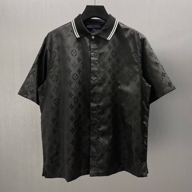 Lu 波纹提花桑蚕丝短袖衬衫 Size : S-Xl 本款短袖衬衫取材细腻桑蚕丝，依托精湛提花工艺描绘波纹效果 Monogram 图案。条纹针织衣领和侧面饰带流