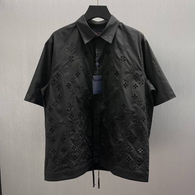 花卉刺绣短袖衬衫 Size: S-Xl 本款短袖衬衫取材顺滑棉质府绸，依托英式刺绣工艺为 Monogram花卉渲染渐变色调，再将山标识含蓄融入其中。腰部抽绳彰显