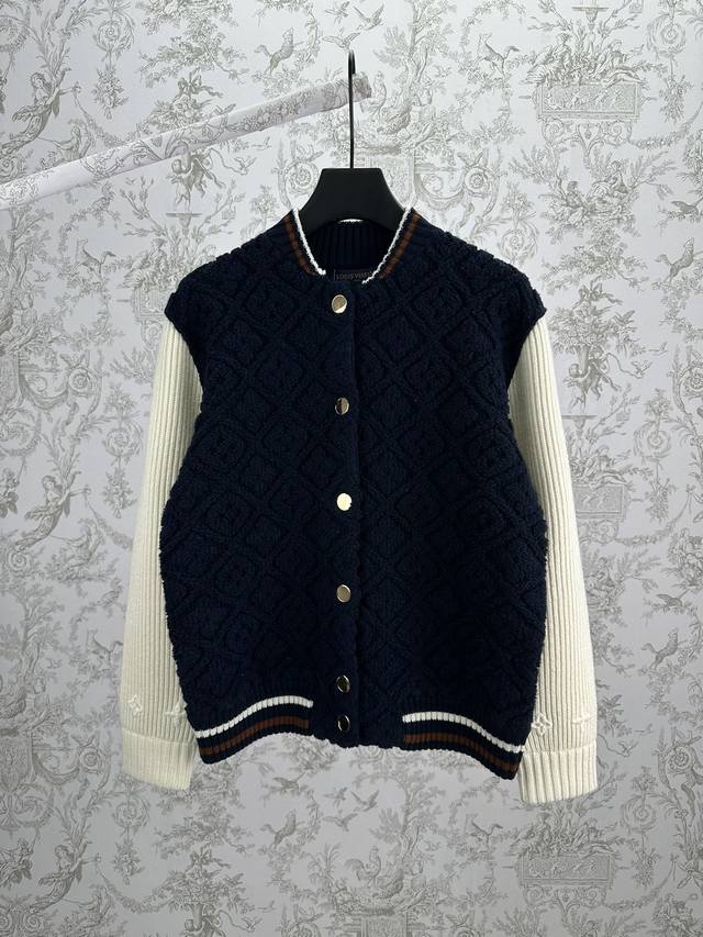 驴家 25Ss新款Monogram 毛巾布棒球夹克本款棒球夹克以丰盈毛绒混纺 Monogram 毛巾布塑造衣身，与罗纹针织长袖构筑视觉反差。衣领与腰带处条纹焕发