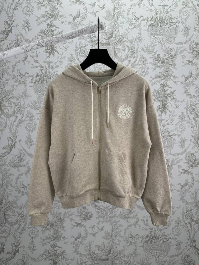 赛琳 25Ss新款拉链徽章连帽衫Celine徽章刺绣经典版型兜帽，设有可调节抽绳，金属箍镌刻Celine paris字样 长袖1 开衩袋鼠式口袋 罗纹饰边 拉链