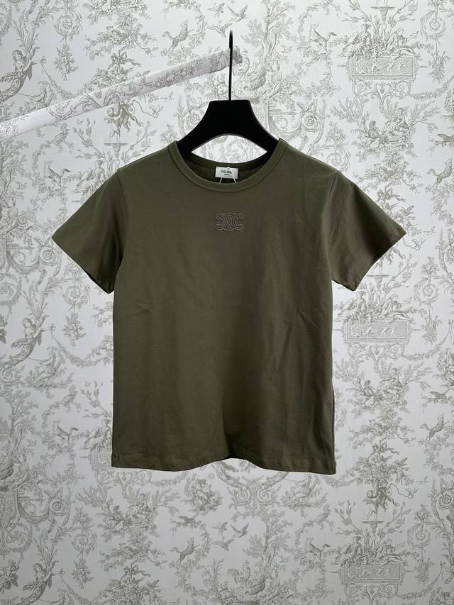 赛琳 25Ss新款修身正肩纯色短袖 胸口处带有品牌经典Logo刺绣 修身版型 高版本 女款 码数：S.M.L. 温馨提示：女款只换码