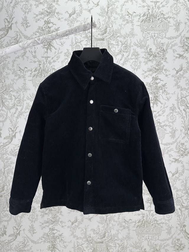 巴宝莉 25Ss新款灯芯绒 Snowdon 羽绒服选用棉质灯芯绒面料打造，充盈填充鹅绒和鹅毛。搭配石墨灰 Burberry 格纹棉质内衬，点缀皮革骑士印章贴花，