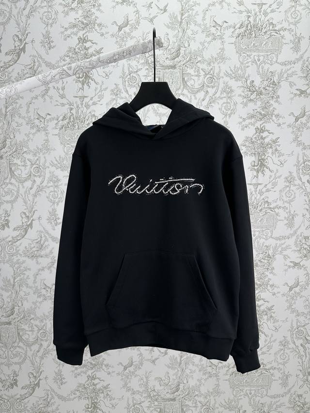 驴家 25Ss新款装饰连帽衫经典连帽衫，低调好搭。采用优质棉料制成，胸前以珠饰刺绣工艺勾勒出 Vuitton 字样。换季衣橱的实用单品。 码数：S.M.L.Xl