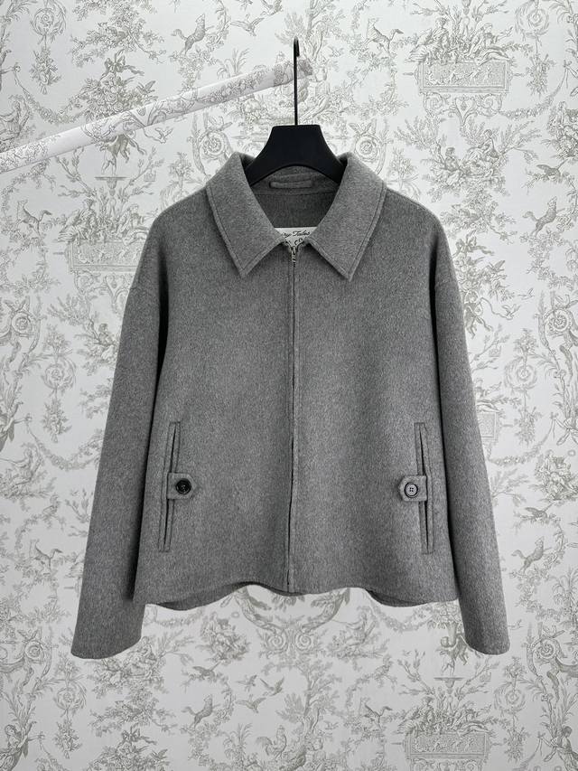 Acne 25Ss新款开司米夹克这款夹克采用开司米混纺面料制成，表面经过磨毛处理，带来更加高级的柔软触感。设计上设有侧袋和可调节的腰带扣，均采用纽扣闭合。剪裁为